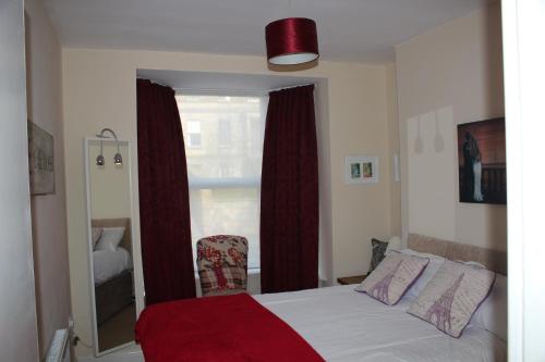 1 dormitorio con cama y ventana en Cadame en Whitby