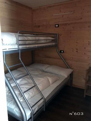 Postel nebo postele na pokoji v ubytování House Cervinia Apartments