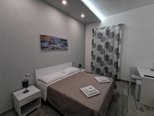 a small bedroom with a bed and a sink at B&B La Casa di Pino in Lampedusa