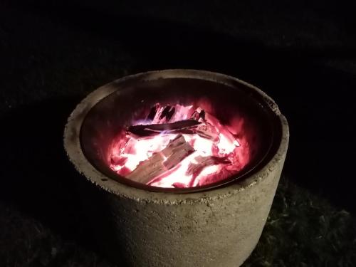 a pot with a fire inside of it at LES TONNEAUX DE L'EURE LOGEMENT INSOLITE in Neuilly