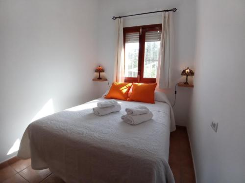 um quarto com uma cama com duas toalhas em CASA TORRE DEL MANZANO em Torrox Costa
