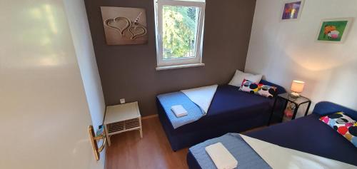a small bedroom with two beds and a window at Apartment Sara in Selce