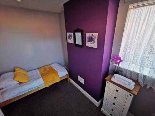 um pequeno quarto com uma cama e uma janela em K Stunning 5 Bed Sleeps 8 Families Workers by Your Night Inn Group em Wolverhampton