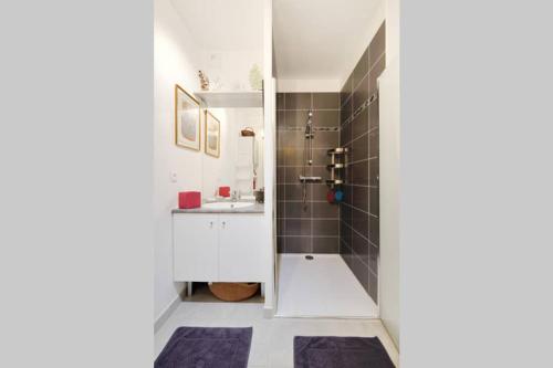een badkamer met een douche en een wastafel bij Le Précieux terrasse 25m2 et parking privé in Aix-en-Provence