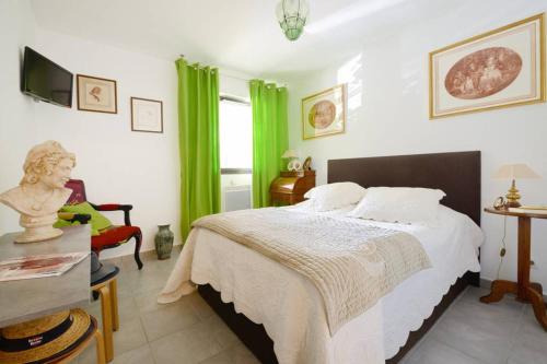 een slaapkamer met een groot bed en groene gordijnen bij Le Précieux terrasse 25m2 et parking privé in Aix-en-Provence