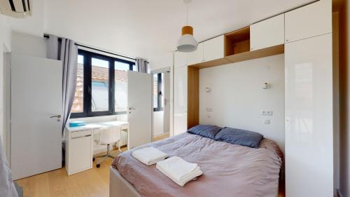 une chambre avec un lit et un bureau dans l'établissement Stunning And Luxurious 3BR Loft 5min From Paris In The Heart Of Boulogne, à Boulogne-Billancourt