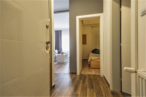 una puerta abierta a una habitación con dormitorio en Apartman Breza - Апартман Бреза en Banja Koviljača