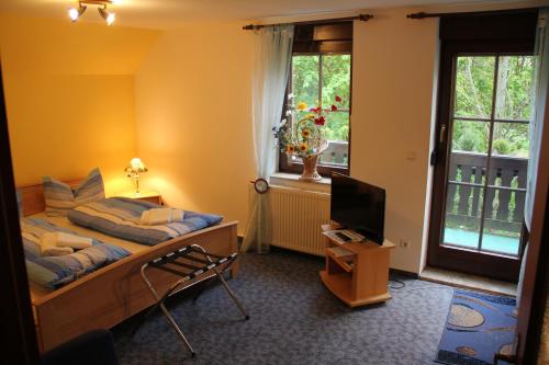Giường trong phòng chung tại Turmgaststätte Löbau
