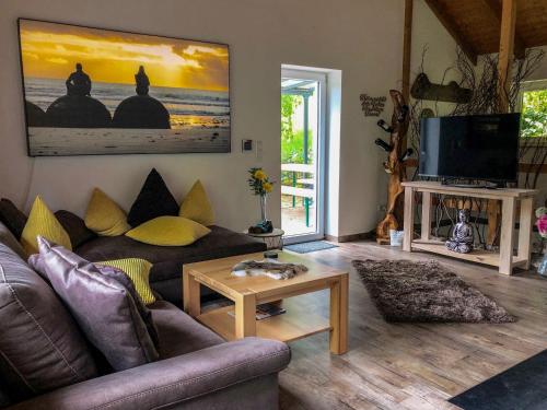 uma sala de estar com um sofá e uma mesa em Surrbach Chalet em Baiersbronn