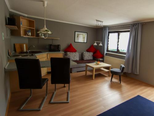 een woonkamer met een bank en een tafel bij Ferienwohnung Glaser in Sebnitz