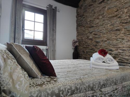 ein Schlafzimmer mit einem Bett mit Handtüchern darauf in der Unterkunft Casa Dos Nenos in Pacios