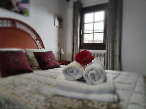 ein Hotelzimmer mit Handtüchern auf dem Bett in der Unterkunft Casa Dos Nenos in Pacios