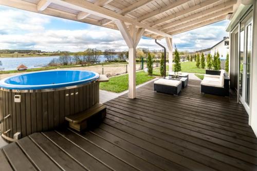 a deck with a hot tub on a house at Apartamenty Liberta in Stare Jabłonki