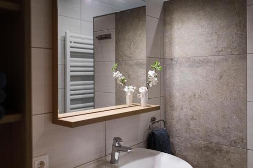 ein Badezimmer mit einem Spiegel und einem Waschbecken in der Unterkunft Haus Enzian in Hinterstoder