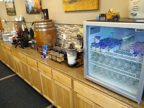 un frigorifero pieno d'acqua, posto sopra un bancone di Townhouse Motel a Lusk