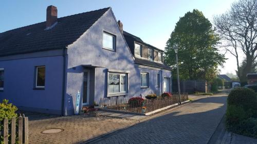 ノルデンにあるAn der Gartenalleeの通路側の青い家