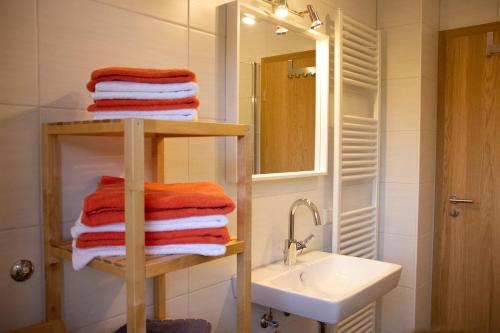 uma casa de banho com toalhas num toalheiro ao lado de um lavatório em Köpfchen-Ferienwohnungen – Wohnung Köpfle em Untermünstertal