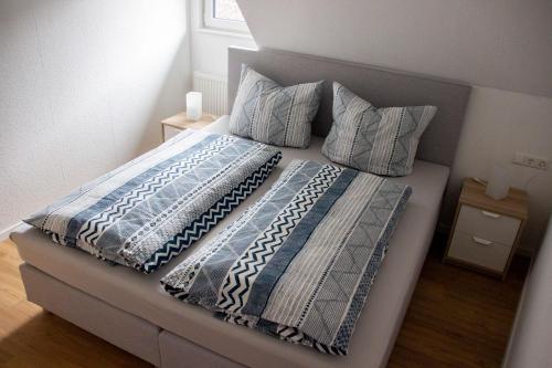 A bed or beds in a room at Köpfchen-Ferienwohnungen – Wohnung Köpfle