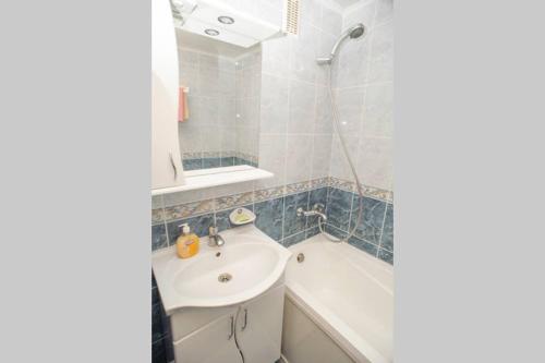 a bathroom with a sink and a bath tub at ул. Героев Днепра 5, рядом Днепр in Cherkasy