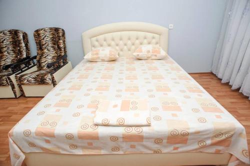 a bedroom with a bed and a chair in it at ул. Героев Днепра 5, рядом Днепр in Cherkasy