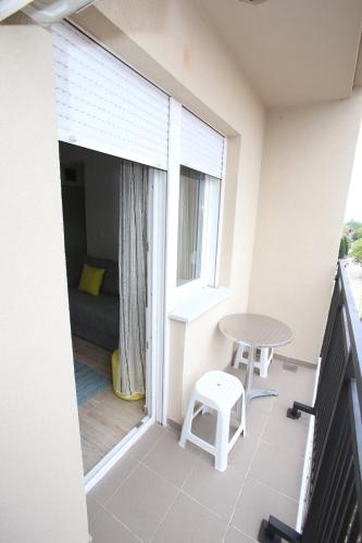 a small balcony with a table and a bed at Fast Sleep & Go 3 in Paraćin