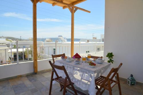 - une table sur le balcon d'une maison dans l'établissement Esperos Seaside Suite in Adamas, Milos, à Adamas