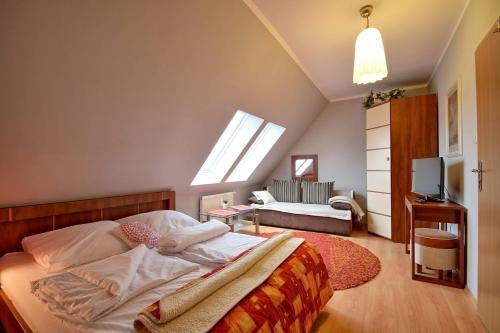 コウォブジェクにあるPodczele BLISKO PLAŻYのベッドルーム(ベッド1台、テレビ、窓付)