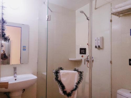 A bathroom at 7Days Inn Luoyang Zhongzhou Middle Road Jiulongding