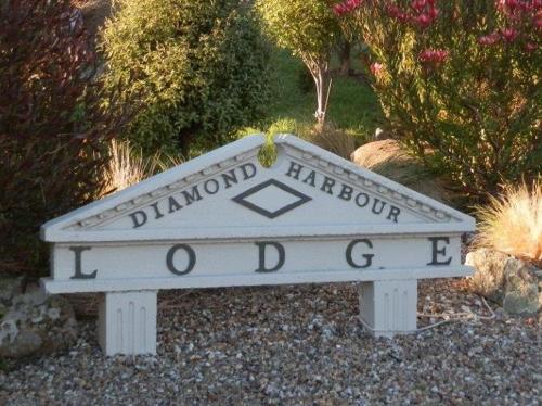 una señal que dice diamante harrowoitoit istg istg en Diamond Harbour Lodge, en  Lyttelton
