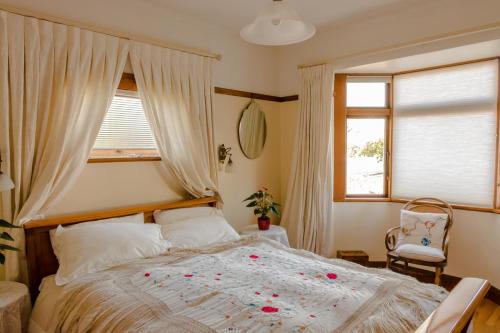 Un dormitorio con una cama grande y una ventana en Elliott Street Gem, en Nelson