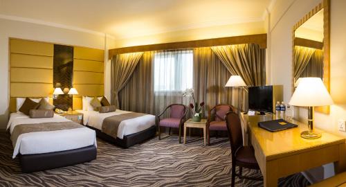 Giường trong phòng chung tại Hotel Miramar Singapore