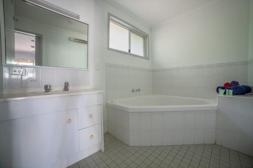 A bathroom at Lockyer Motel