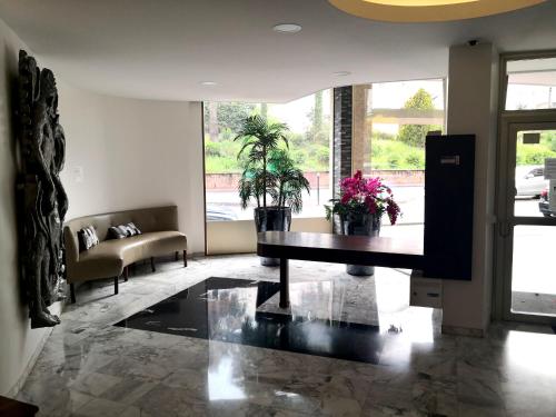 een woonkamer met een tafel en een bank bij Apartment Cannes Croisette in Cannes