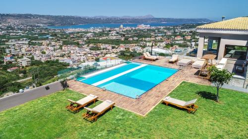 widok z powietrza na basen na domu w obiekcie Villa Kedria with a panoramic ocean view w mieście Suda