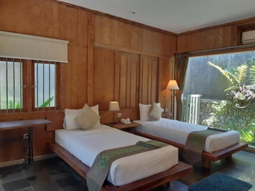 Un pat sau paturi într-o cameră la WARISAN Heritage Boutique Hotel
