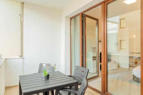 ブカレストにあるATLAS UNIRII: Upscale Flats in the Heart of Bucharest!のテーブルと椅子のあるダイニングルーム