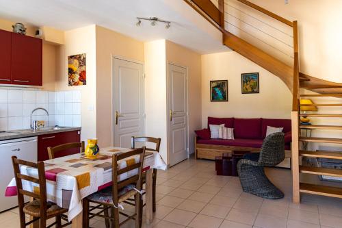 - une cuisine et une salle à manger avec une table et un canapé dans l'établissement Pré en Bulles, à Trépail