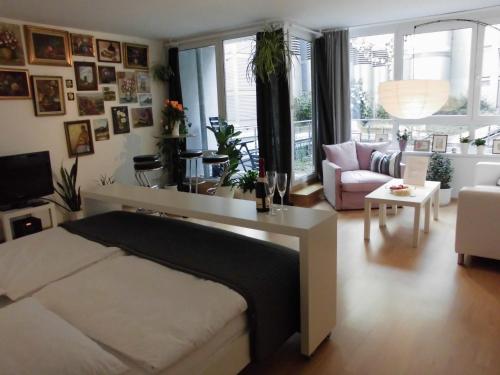 a bedroom with a bed and a living room at Centrum, Centrum, direkt im Centrum! in Leipzig