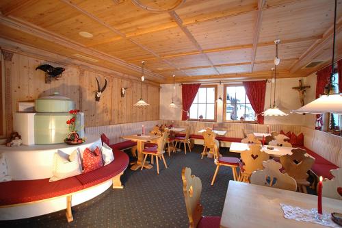 a restaurant with tables and chairs in a room at Hotel Barbara in Serfaus
