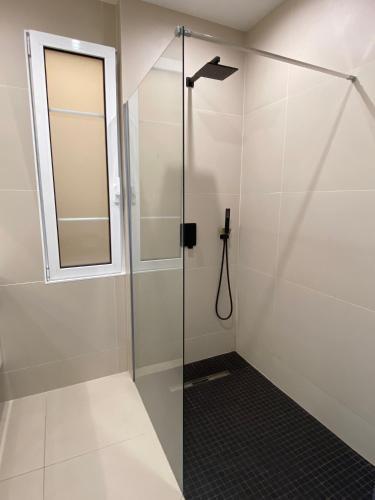 d'une douche avec une porte en verre et une fenêtre. dans l'établissement 219 Promenade, à Nice