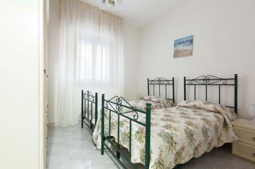 A bed or beds in a room at Appartamento Baiabella by BarbarHouse