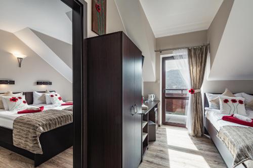 a bedroom with two beds and a window at Pieninski Mak. in Szczawnica