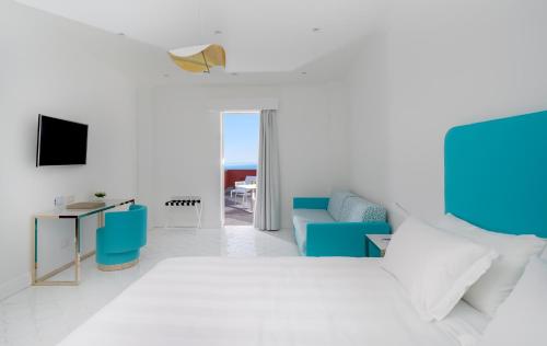 A bed or beds in a room at Hotel Lorelei Londres