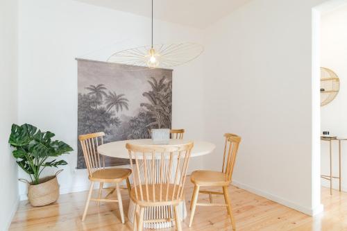 a dining room with a table and chairs at Casa Boma Lisboa - Sunny and Elegant Apartment - Lapa V in Lisbon