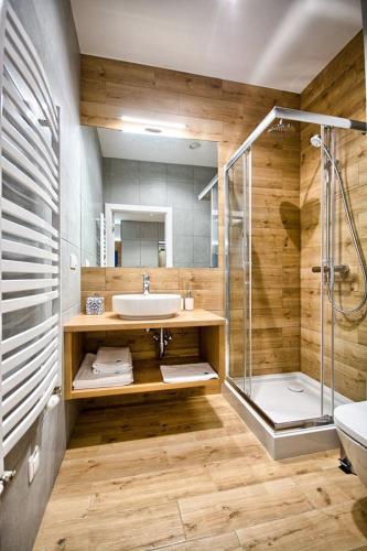 a bathroom with a sink and a shower at Szafir in Rogoźnik