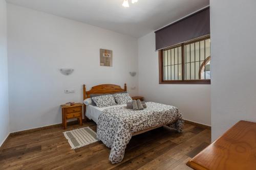 a bedroom with two beds and a window at La Casa Luz Alltarifa in Bolonia