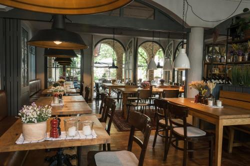 a restaurant with wooden tables and chairs at Gasthaus & Hotel Bischoff in Rodgau
