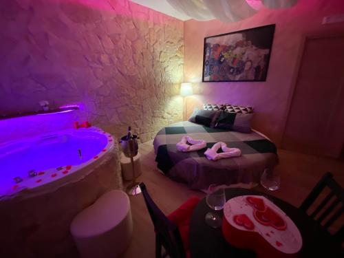 拿坡里的住宿－多莫斯2號旅館，一间带浴缸、一张床和一张桌子的卧室