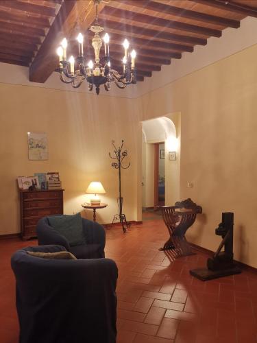 a living room with a couch and a chandelier at Agriturismo Casa Agricola Rossi Appartamenti in Casentino in Soci