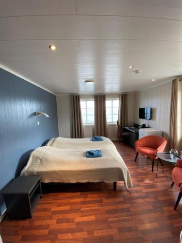 A bed or beds in a room at Hopen Brygge